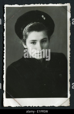 UdSSR - ca. 1954: Eine antike Foto zeigt Studioportrait einer russischen Frau. Stockfoto