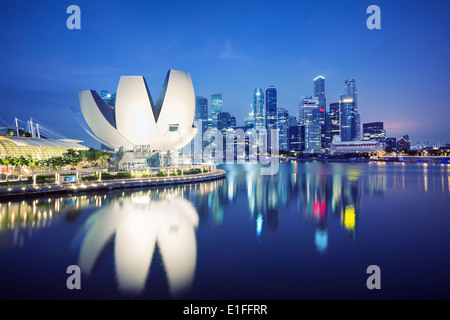 Nachtansicht des zentralen Geschäftsviertel von Singapur. Stockfoto