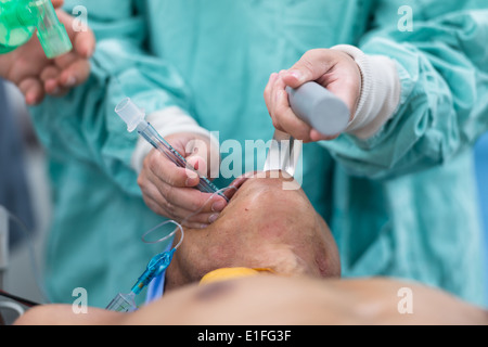 endotracheal Schlauch einlegen Stockfoto