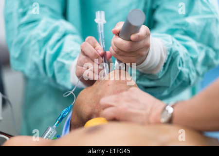 endotracheal Schlauch einlegen Stockfoto