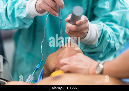 endotracheal Schlauch einlegen Stockfoto