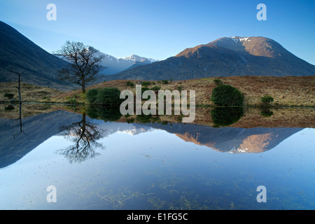 Goldenes Licht trifft die Berge in Glen Etive Stockfoto