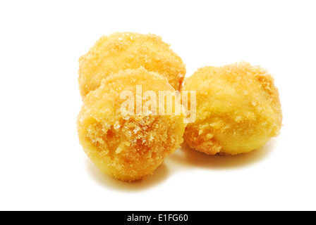 Knödel mit Pflaumen, isoliert auf weiss Stockfoto