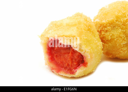 Knödel mit Pflaumen, isoliert auf weiss Stockfoto