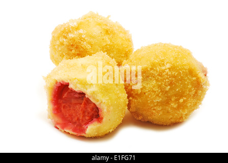 Knödel mit Pflaumen, isoliert auf weiss Stockfoto