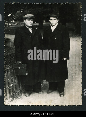 UdSSR - ca. 1951: Vintage Foto zeigt zwei junge Männer, 1951 Stockfoto