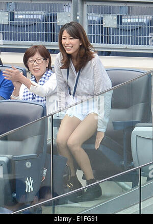 Bronx, New York, USA. 31. Mai 2014. Mai Tanaka MLB: Mai Tanaka, Ehefrau von Masahiro Tanaka von der New York Yankees, Jubel während der Major League Baseball Spiel gegen die Minnesota Twins im Yankee Stadium in Bronx, New York, Vereinigte Staaten von Amerika. © AFLO/Alamy Live-Nachrichten Stockfoto