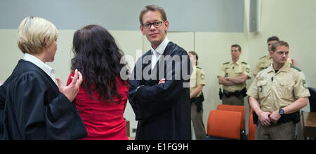 München, Deutschland. 3. Juni 2014. Beklagten Beate Zschaepe (2-L) steht zwischen ihren Anwälten Anja Sturm (L) und Wolfgang Heer (3-L) im Gerichtssaal an das Oberlandesgericht in München, 3. Juni 2014. Beate Zschaepe wird vorgeworfen, ein Gründungsmitglied der extremen Rechten nationalen sozialistischen Untergrund (NSU) Terror Zelle und Gesichter Gebühren der Mittäterschaft an der Ermordung von neun türkische und griechische Einwanderer und eine Polizistin zwischen 2000 und 2007, sowie zwei Bombenanschläge in Immigrant Gebiete von Köln und 15 Banküberfälle. Foto: PETER KNEFFEL/DPA/Alamy Live-Nachrichten Stockfoto