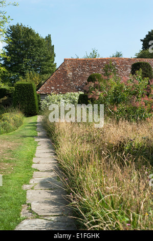 Die Hecke Rasen erstellt vom Gärtner Christopher Lloyd am Great Dixter in Northiam, East Sussex, England, UK. Stockfoto