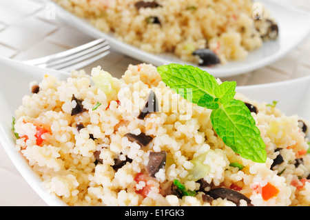 Nahaufnahme einer Platte mit taboulé, einem typischen Levantine arabische Salat Stockfoto