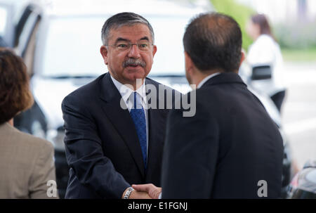 Brüssel, Belgien. 3. Juni 2014. Türkischen Minister für Defence Ismet Yilmaz (C) kommt für das Treffen der NATO-Verteidigungsminister in Brüssel, Belgien, 3. Juni 2014. Die Verteidigungsminister der 28 Mitgliedsstaaten der NATO diskutieren eine stärkere militärische Präsenz in den osteuropäischen Mitgliedstaaten vor dem Hintergrund der aktuellen Krise in der Ukraine. Foto: BERND VON JUTRCZENKA/DPA/Alamy Live-Nachrichten Stockfoto