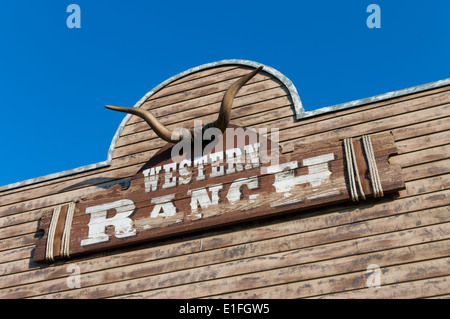 Bull Skull und Ranch Westgrenze auf eine Holzfassade Stockfoto