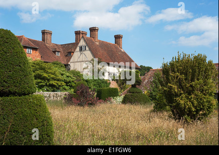 Die Hecke Rasen erstellt vom Gärtner Christopher Lloyd am Great Dixter in Northiam, East Sussex, England, UK. Stockfoto