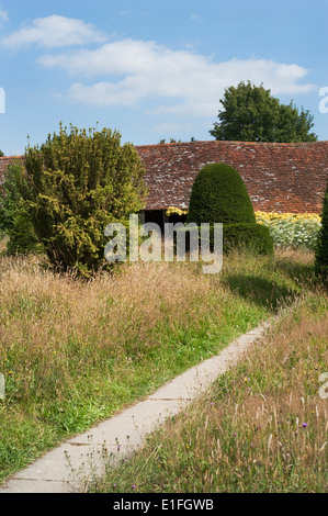 Die Hecke Rasen erstellt vom Gärtner Christopher Lloyd am Great Dixter in Northiam, East Sussex, England, UK. Stockfoto