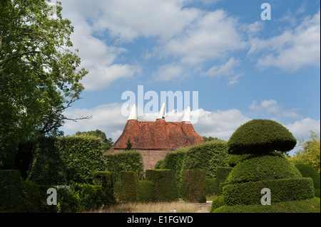 Die Hecke Rasen erstellt vom Gärtner Christopher Lloyd am Great Dixter in Northiam, East Sussex, England, UK. Stockfoto