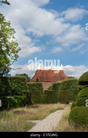 Die Hecke Rasen erstellt vom Gärtner Christopher Lloyd am Great Dixter in Northiam, East Sussex, England, UK. Stockfoto