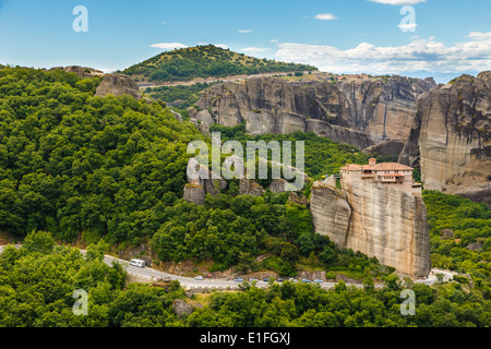 Roussanou Kloster in Meteora Felsen, was bedeutet "aufgeschoben" in Luft in Trikala, Griechenland Stockfoto