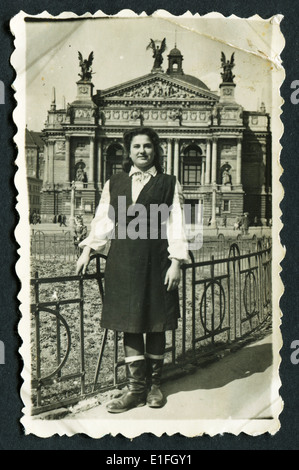 UdSSR - ca. 1950er Jahre: Ein antikes Foto zeigt Frau auf einem Hintergrund des Museums Stockfoto