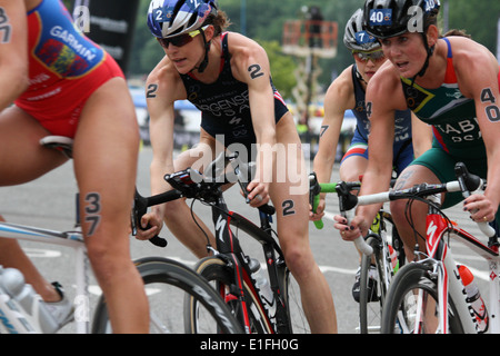 Gwen Jorgensen bei der Bike-Bühne während der 2014 ITU Triathlon in London stattfand. Stockfoto