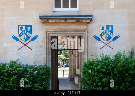 Rudern Ehrungen Kreide an die Wand der Garten Viereck, Trinity College, Oxford. Stockfoto