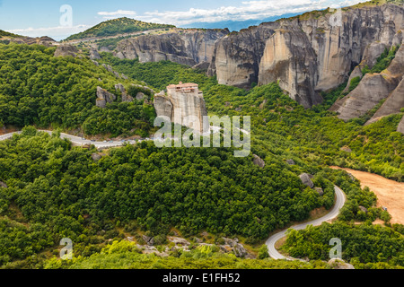 Roussanou Kloster in Meteora Felsen, was bedeutet "aufgeschoben" in Luft in Trikala, Griechenland Stockfoto