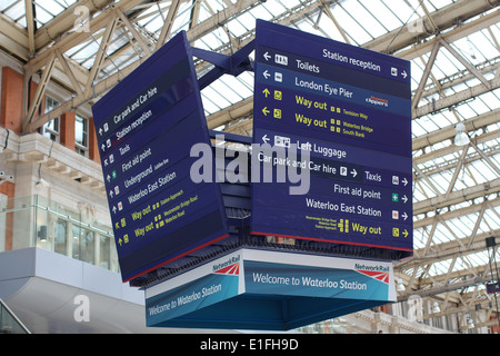 Waterloo Station Dirction Zeichen in der Haupthalle Stockfoto