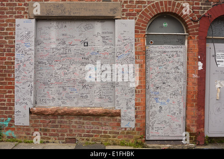 Beatles-Fans aus der ganzen Welt haben die Stahl Fensterläden auf Ringos alten Heimat in Madryn Street, Liverpool unterzeichnet. Stockfoto