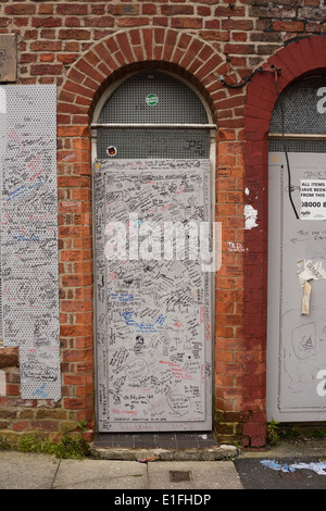 Beatles-Fans aus der ganzen Welt haben die Stahl Fensterläden auf Ringos alten Heimat in Madryn Street, Liverpool unterzeichnet. Stockfoto