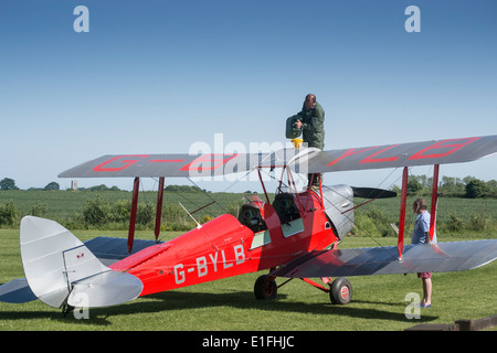 Betankung Doppeldecker De Havilland Tiger Moth DH82A G-BYLB am Northrepps Flugplatz Norfolk Stockfoto