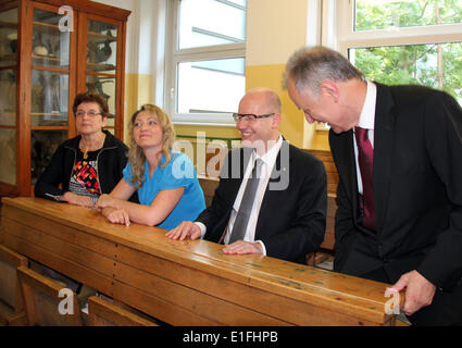 Wien, Österreich. 3. Juni 2014. Der tschechische Ministerpräsident Bohuslav Sobotka (zweiter von rechts) besucht mit seiner Frau Olga (zweiter von links) der Comenius-Schulverein in Wien, Österreich, 3. Juni 2014. Im Bild rechts Vorsitzender des Vereins Karel Hanzl. © Martin Weiser/CTK Foto/Alamy Live-Nachrichten Stockfoto