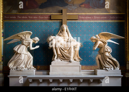 Skulptur der Mutter Mary halten Jesus nach der Kreuzigung, Eglise Saint Gervais, Paris Frankreich Stockfoto