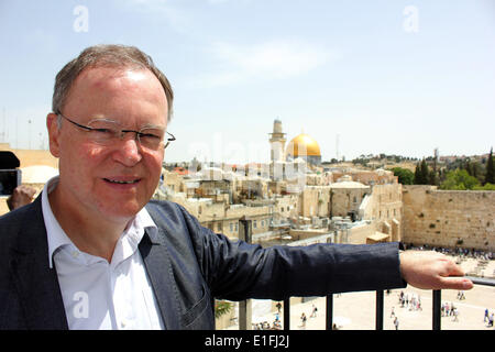 Jerusalem, Israel. 3. Juni 2014. Premiere des unteren Sachsen Stephan Weil steht über der Klagemauer in Jerusalem, Israel, 3. Juni 2014. Die goldene Kuppel der Felsendom auf dem Tempelberg kann im Hintergrund zu sehen. Weil ist zu einem zweitägigen offiziellen Besuch in Israel und den palästinensischen Gebieten weisen Funktion als Präsident des Deutschen Bundesrates (FPK). Foto: THOMAS STRUK/DPA/Alamy Live-Nachrichten Stockfoto