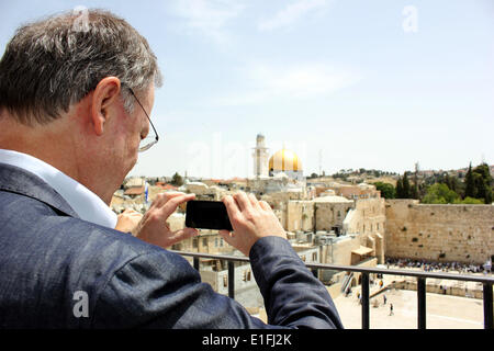 Jerusalem, Israel. 3. Juni 2014. Premiere des unteren Sachsen Stephan Weil nimmt ein Bild mit seinem Smartphone den Felsendom auf dem Tempelberg in Jerusalem, Israel, 3. Juni 2014. Weil ist zu einem zweitägigen offiziellen Besuch in Israel und den palästinensischen Gebieten weisen Funktion als Präsident des Deutschen Bundesrates (FPK). Foto: THOMAS STRUK/DPA/Alamy Live-Nachrichten Stockfoto