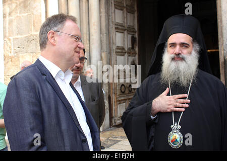 Premier des unteren Sachsen Stephan Weil (L) trifft griechisch-orthodoxen Erzbischof von Jerusalem Theodosios vor der Kirche des Heiligen Grabes in Jerusalem, Israel, 3. Juni 2014. Weil ist zu einem zweitägigen offiziellen Besuch in Israel und den palästinensischen Gebieten in seiner Funktion als Präsident des Deutschen Bundesrates (FPK). Foto: THOMAS STRUKTOGRAMM/DPA Stockfoto