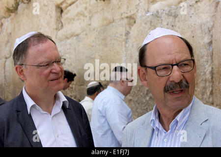 Premier des unteren Sachsen Stephan Weil (L) trifft niedersächsischen Landesvorsitzender der jüdischen Gemeinden Michael Fuerst an der Klagemauer in Jerusalem, Israel, 3. Juni 2014. Weil ist zu einem zweitägigen offiziellen Besuch in Israel und den palästinensischen Gebieten in seiner Funktion als Präsident des Deutschen Bundesrates (FPK). Foto: THOMAS STRUKTOGRAMM/DPA Stockfoto