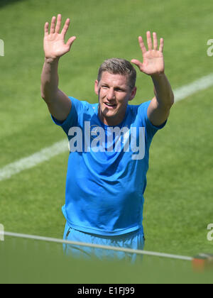 München, Deutschland. 3. Juni 2014. Fußball-Spieler Bastian Schweinsteiger Wellen an die Zuschauer während einer einzelnen Trainingseinheit Saebener Straße in München, 3. Juni 2014. Erholt von einer Verletzung, Schweisteiger auf dem Trainingsgelände des FC Bayern München für die FIFA WM in Brasilien bereitet sich vor. Foto: ANDREAS GEBERT/DPA/Alamy Live-Nachrichten Stockfoto