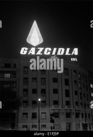 Foto einer leuchtenden Werbung (Reclame luminoso) in Lissabon, Portugal. Das Bild zeigt die Verwendung von Leuchtschildern in der städtischen Werbung im 20. Jahrhundert. Stockfoto