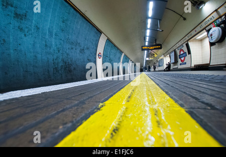 Bodenhöhe Schuss von St. Johns Wood Station auf der London Underground, England UK Stockfoto