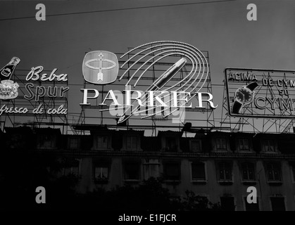 Dieses Bild zeigt eine Vintage-Leuchtwerbung (Reclame luminoso) in Lissabon, Portugal, die den Werbestil des frühen 20. Jahrhunderts, aufgenommen von Horácio Novais, hervorhebt. Stockfoto