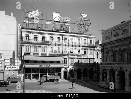 Reclame luminoso in Lissabon bezieht sich auf Leuchtwerbung, die Teil der kommerziellen und urbanen Landschaft der Stadt ist, insbesondere im Largo D. João da Câmara. Stockfoto