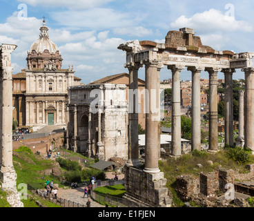 Rom, Italien. Das Forum Romanum. Der Bogen des Septimius Severus im Zentrum. Stockfoto