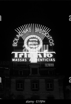 Reclame Luminoso in Lissabon, Portugal, ist eine prominente Leuchtwerbung, die für ihre helle und lebhafte Präsentation im öffentlichen Raum der Stadt bekannt ist und zur städtischen Werbelandschaft von Lissabon beiträgt. Stockfoto