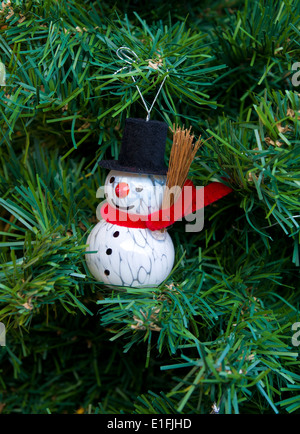 Schnee-Mann-Dekoration in einem Weihnachtsbaum Stockfoto