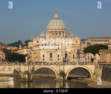 Rom, Italien. Str. Peters Basilica. Tiber und Sant'Angelo Brücke im Vordergrund. Stockfoto