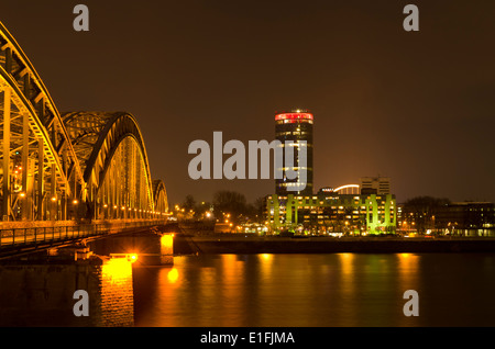 5-Sterne Hyatt Regency Hotel in Köln. Es, s gelegen, direkt neben dem Rhein und der berühmten Hohenzollern-Brücke Stockfoto