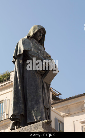 Rom, Italien. Statue von Giordano Bruno in Campo de Fiori, erstellt von Ettore Ferrari. Stockfoto