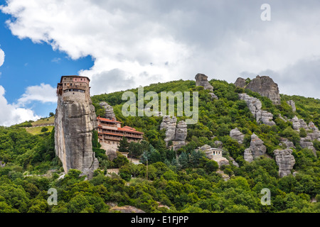 Roussanou Kloster in Meteora Felsen, was bedeutet "aufgeschoben" in Luft in Trikala, Griechenland Stockfoto