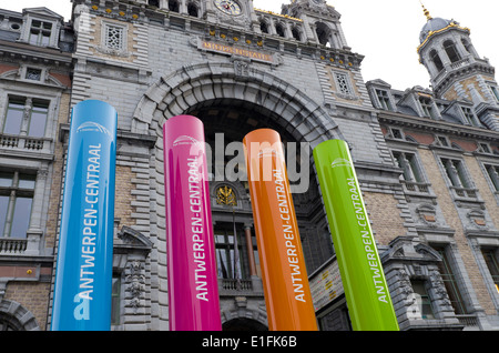 bunte Säulen vor Antwerpen Hauptbahnhof Stockfoto