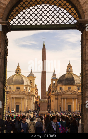 Rom, Italien. Piazza del Popolo mit seinen beiden Kirchen gesehen durch die Porta del Popolo. Stockfoto