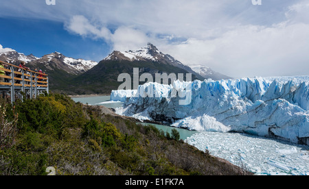 Menschen betrachten den Perito-Moreno-Gletscher von der Promenade. Nationalpark Los Glaciares. Patagonien. Argentinien Stockfoto